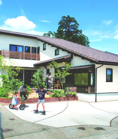 住宅の前で遊ぶ子どもたち