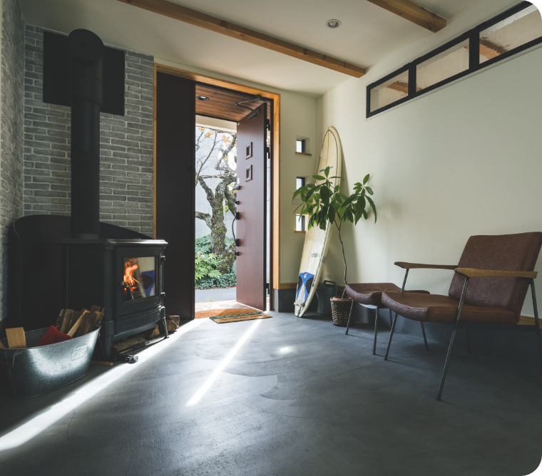 暖炉と椅子がある部屋の画像。落ち着いた雰囲気が漂う空間です。