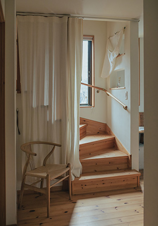 植物性塗料で仕上げた壁は、DIYで塗り直しできるもの