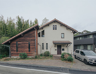 木と塗り壁と三角屋根が目印のアンティークな外観