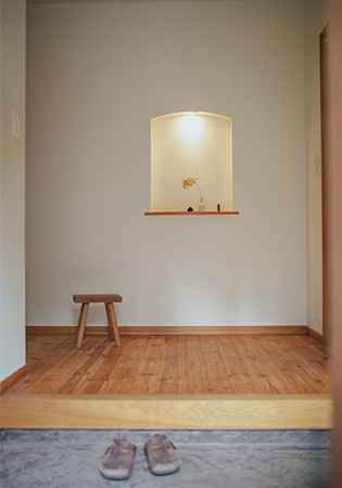 楚々とした玄関。ライトアップされたニッチがお出迎え