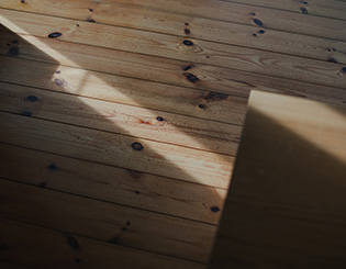 床はパインの無垢材。年月と共に艶が加わり、味わい深く変わる