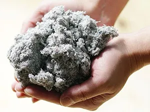 屋根裏で断熱材が設置されている様子を示す画像です。