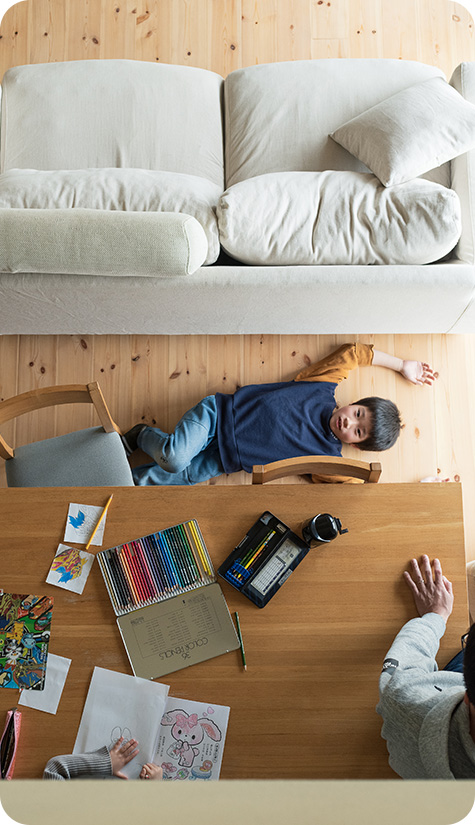 白いソファが部屋に置かれている様子を示す画像。