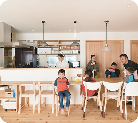 家族がテーブルを囲んで座っている様子を描いた画像です。