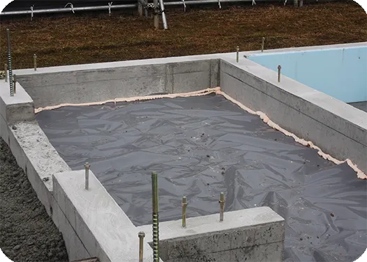 住宅の基礎工事の様子。コンクリート基礎の内部に防湿シートが敷かれ、隙間には発泡ウレタンが施工されている。