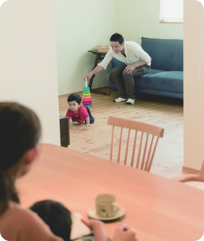 子供と遊ぶ父親の写真