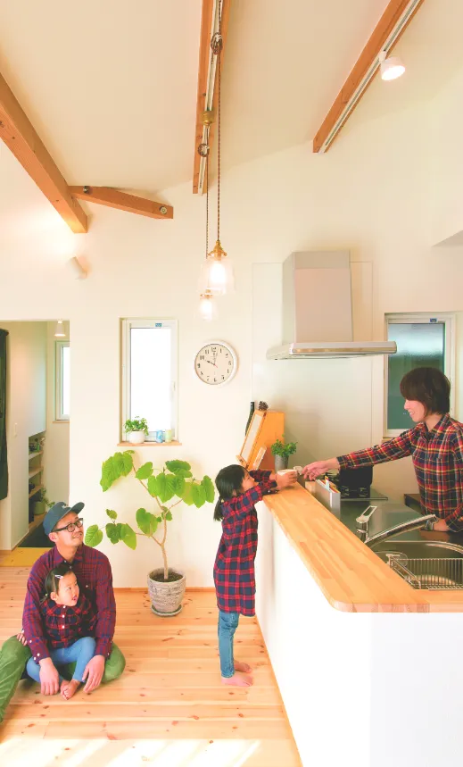 リビングで過ごす家族