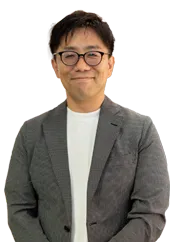 笑っているスーツ姿の男性