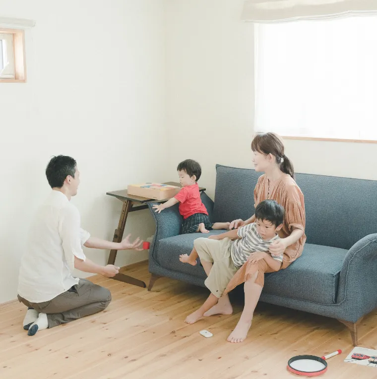 ソファーでくつろぐ家族