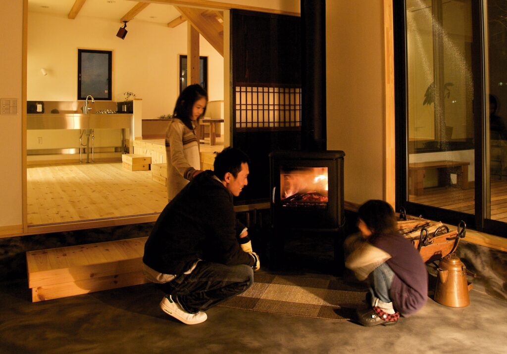家族の絆を育む。「薪ストーブのある家」。