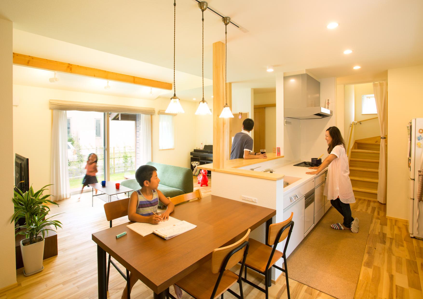 明るくのびのびとした空間に家族が自然と集まる家。