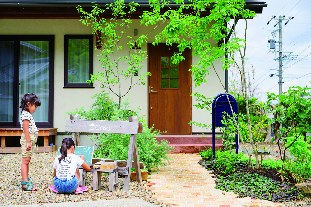 自然素材の変化や子どもたちの成長を感じながら暮らす