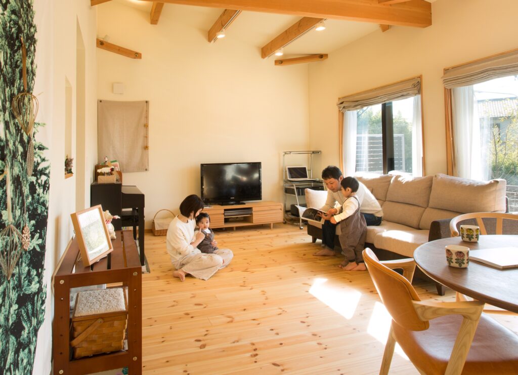 高台の開放感と無垢の木に包まれ、家中が遊び場に！
