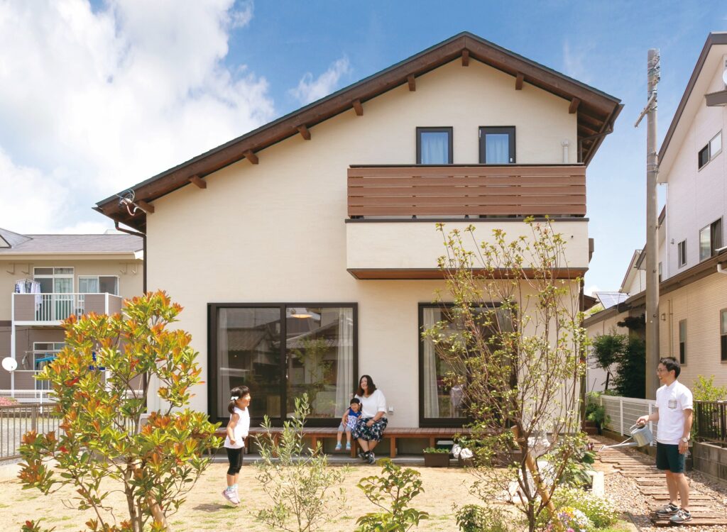 無垢の木が香る優しい雰囲気と理想の家事動線を両立する家