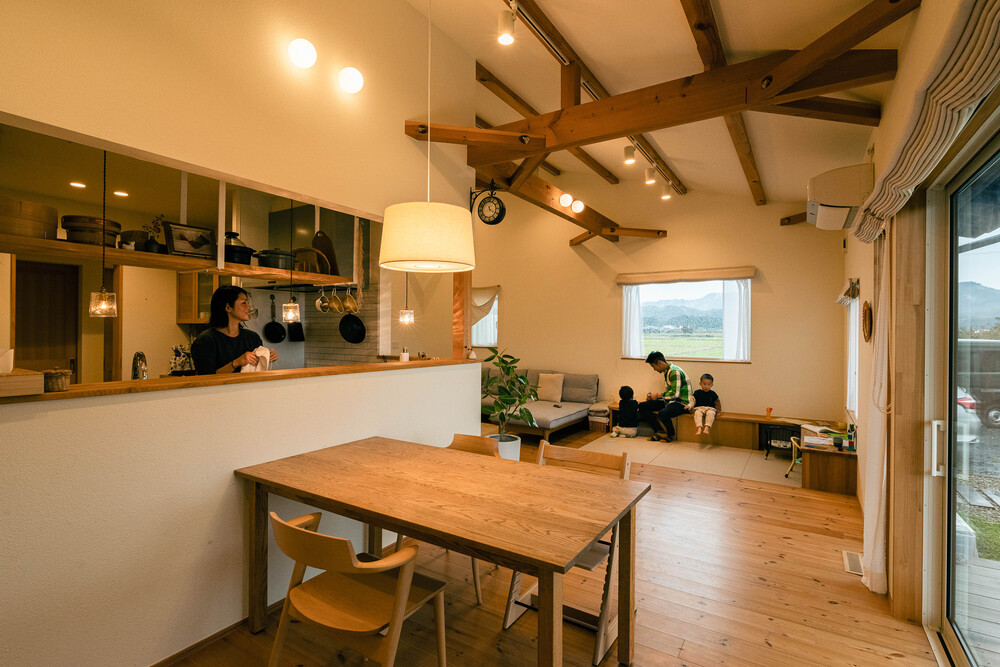 農園の中にたたずむ明るい平屋