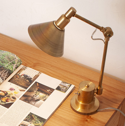 目にも気持ちにも優しいデスクライト